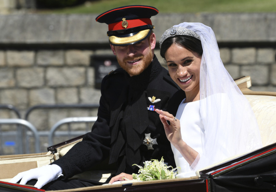 PRINCE_HARRY_AND_MEGHAN_DIAFORES_2_6c6c3.jpg