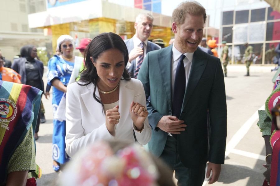 PRINCE_HARRY_AND_MEGHAN_DIAFORES_4_f9b67.jpg