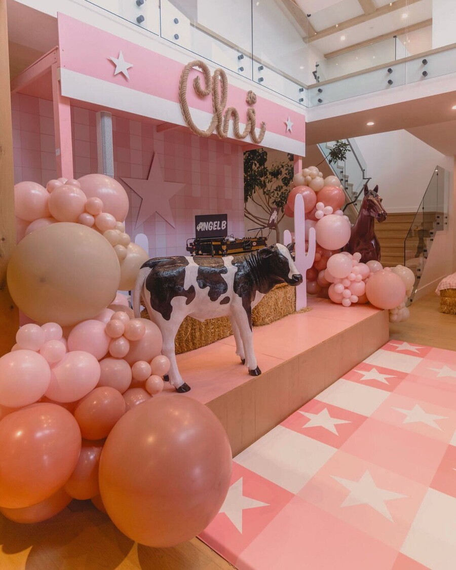 KIM_KARDASHIAN_KORI_PARTY_GENETHLIWN_5_5c072.jpg