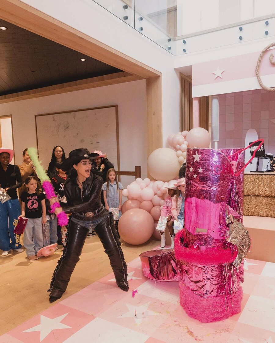 KIM_KARDASHIAN_KORI_PARTY_GENETHLIWN_6_3aa53.jpg