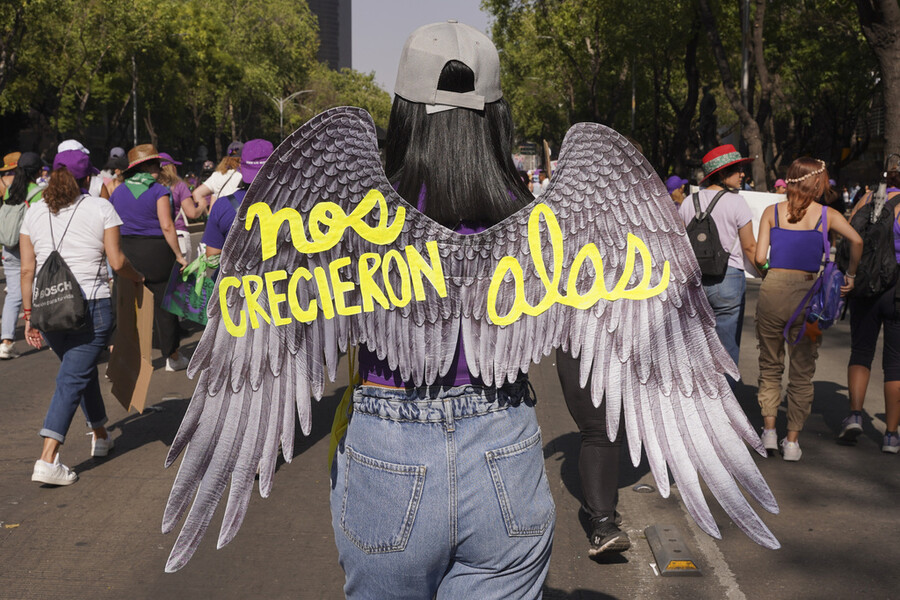AP24068860327321_0d56b.jpg