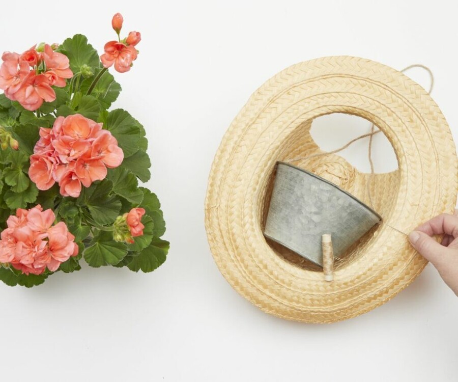 2022-geraniums-5010-diy-flower-wall-decoration-with-summerhats-05-1024x853_a98ce.jpg