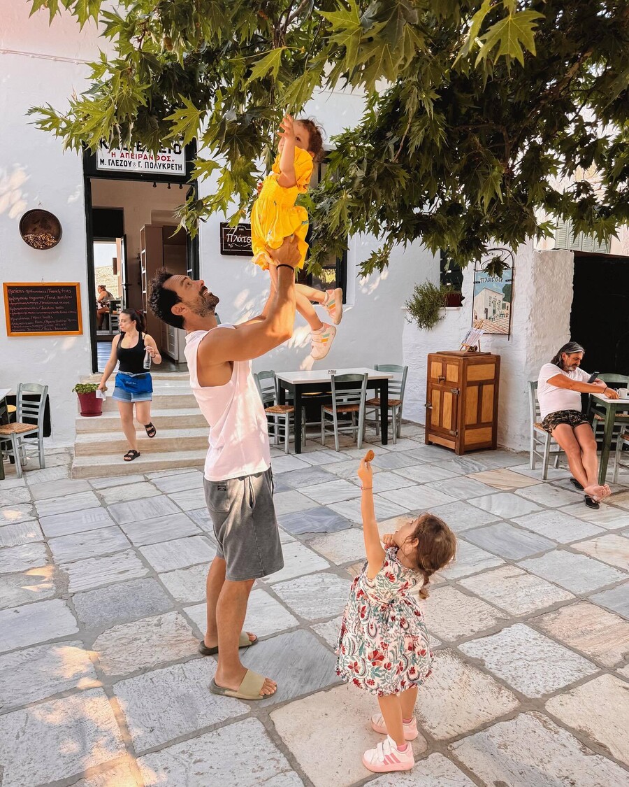 SAKIS_KAI_KORES_NEA_c2daa.jpg