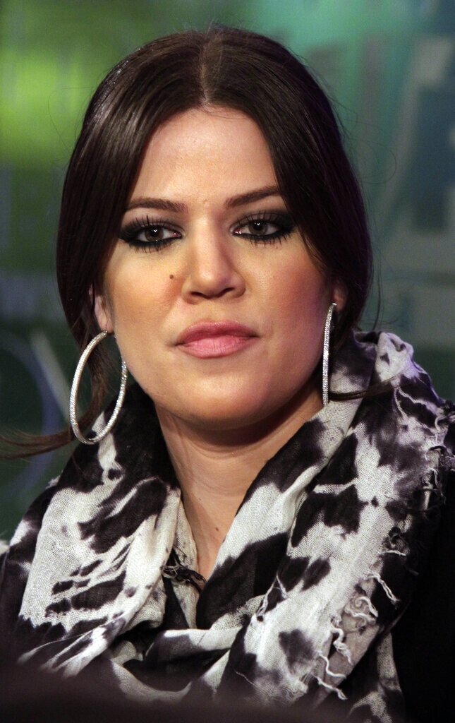KHLOE_KARDASHIAN_PLASTIKES_NEW_1_08e0a.jpg