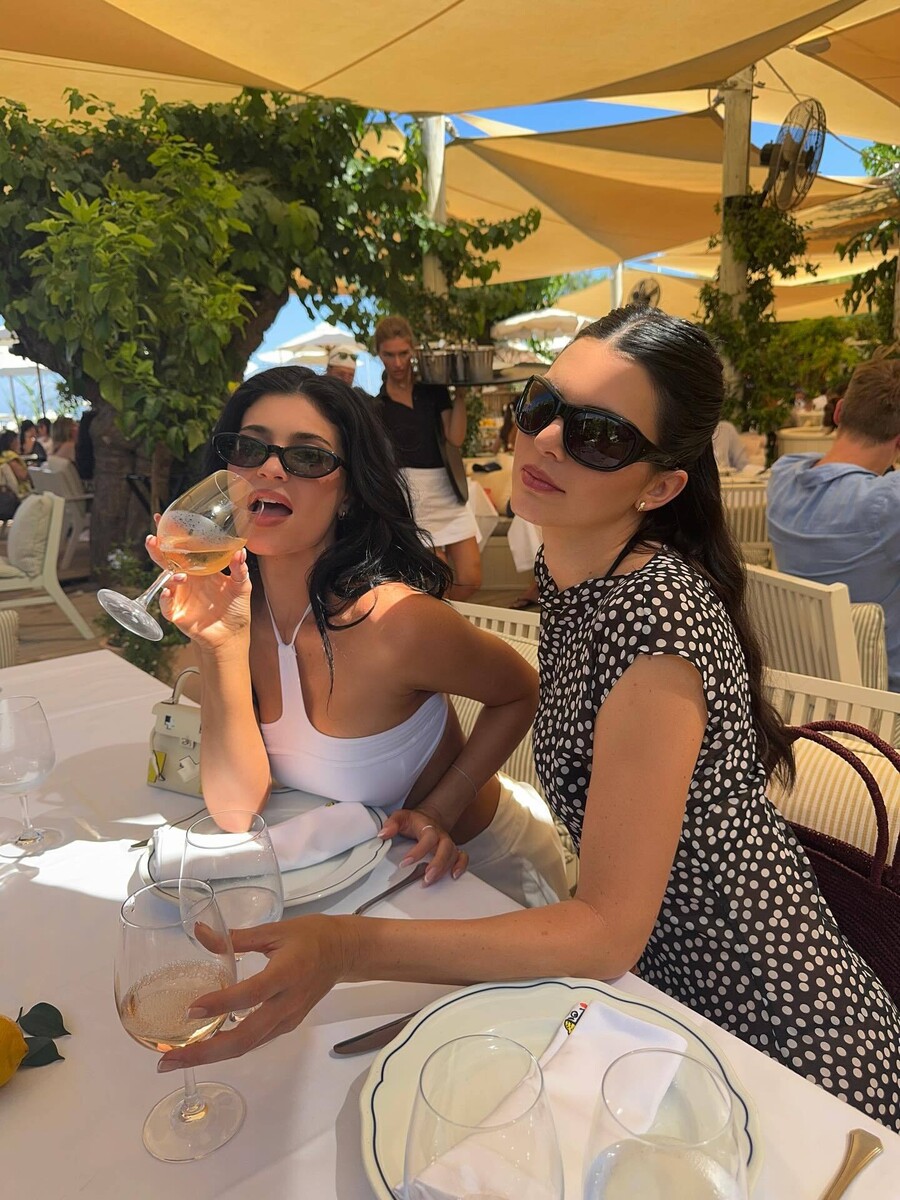 KYLIE_AND_FRIEND_46b95.jpg