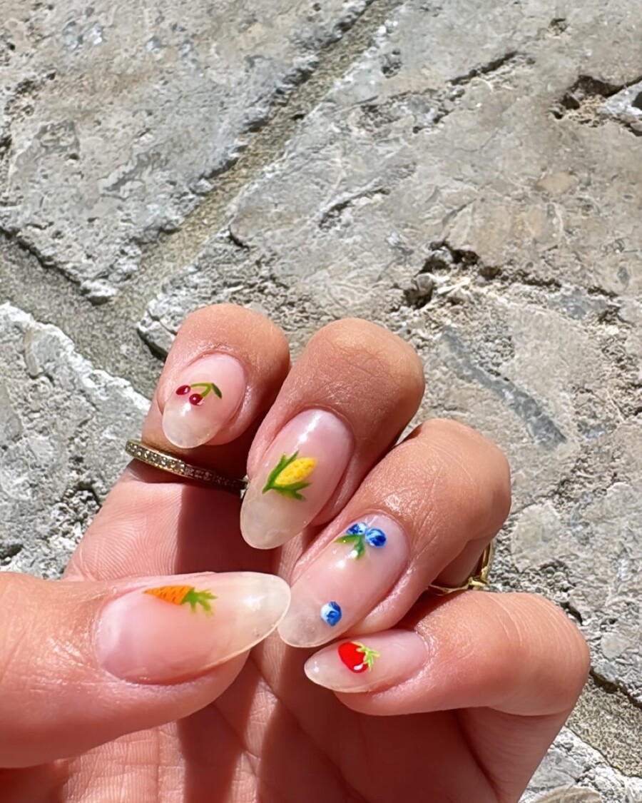 BIEBER_NAILS_2_18b4f.jpg