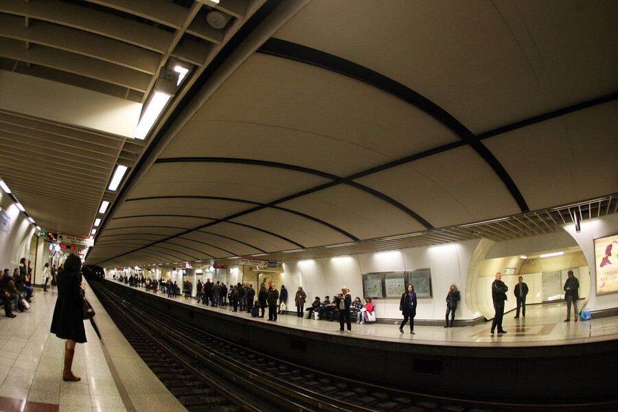 ANTRAS_EPESSE_STIS_GRAMMES_STO_METRO_SYNTAGMATOS_4_1100c.jpg