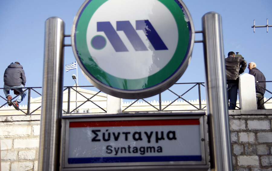 ANTRAS_EPESSE_STIS_GRAMMES_STO_METRO_SYNTAGMATOS_5_29ece.jpg