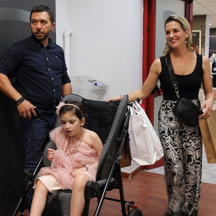 Μολονότι η Βάγια δεν έχει λεκτική επικοινωνία ανταποκρίνεται με μεγάλη χαρά στη φωνή του Κωνσ 4 db675