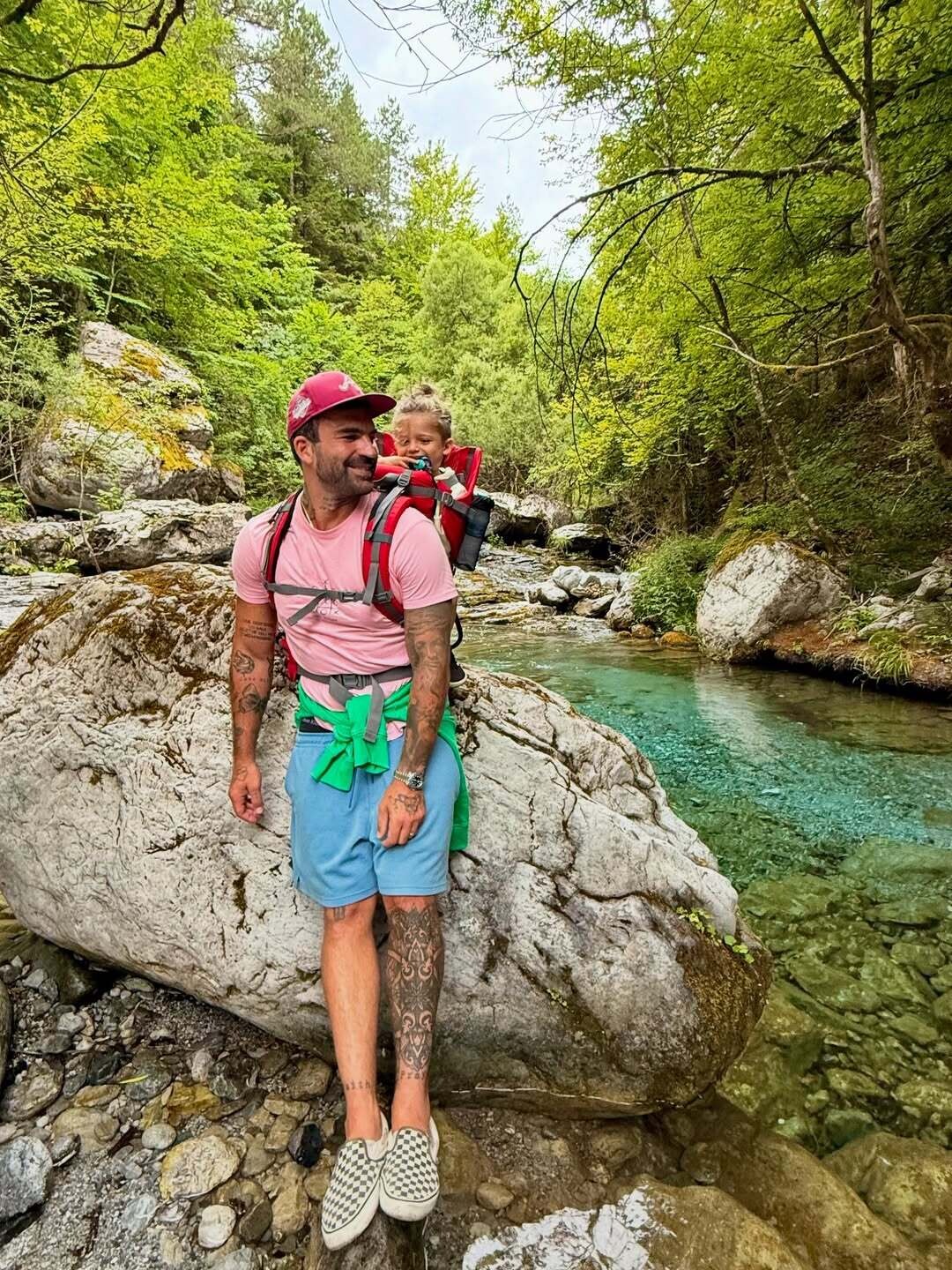 Στην άγρια ομορφιά της φύσης του δείχνω πώς να μένει αληθινός. Και εκείνος μου δείχνει τι σημ 0cab1