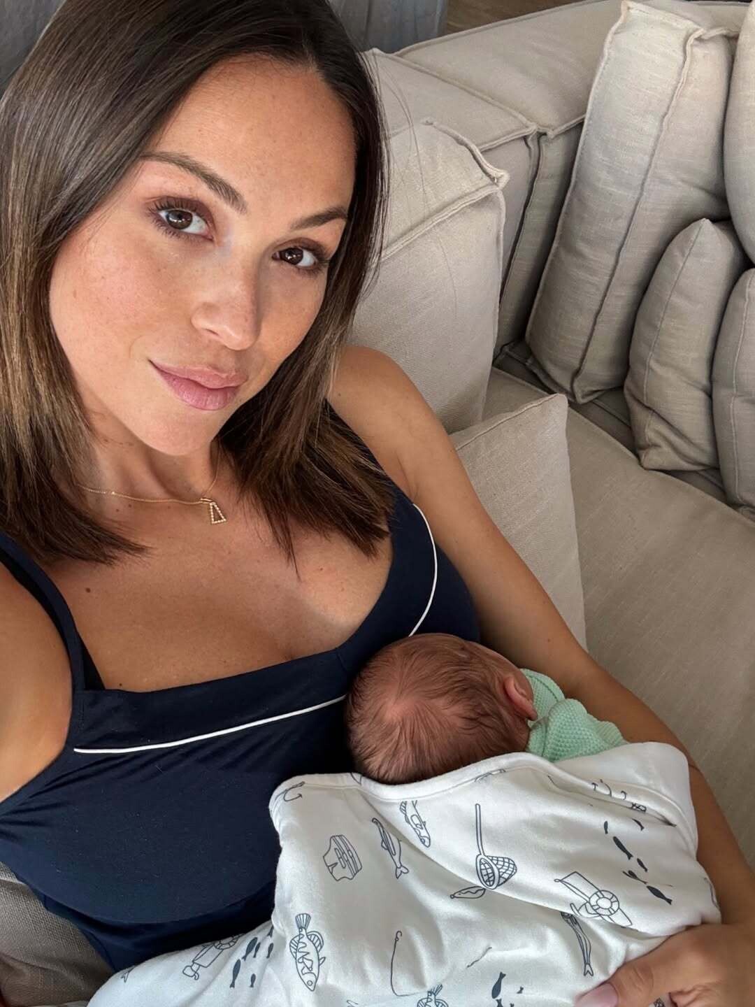 Καλημέρα από εμάς day5ofmotherhood 3rd day at home and 5 days post c section Ξενύχτια αγκ b8e82