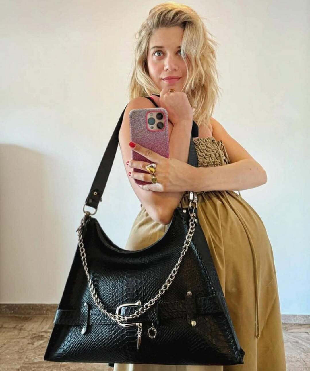 Mε την τσάντα μου και την φούσκα μου. Ready to go At last. Let the vacay begin.individual art 65785