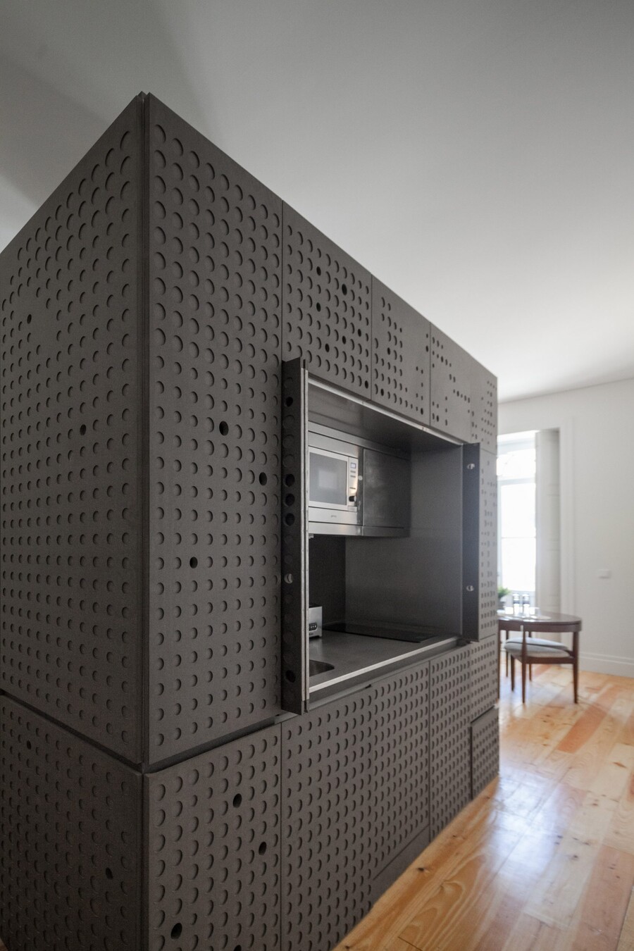 kitchen-units_dezeen_2364_col_3-1704x2556_308a0.jpg