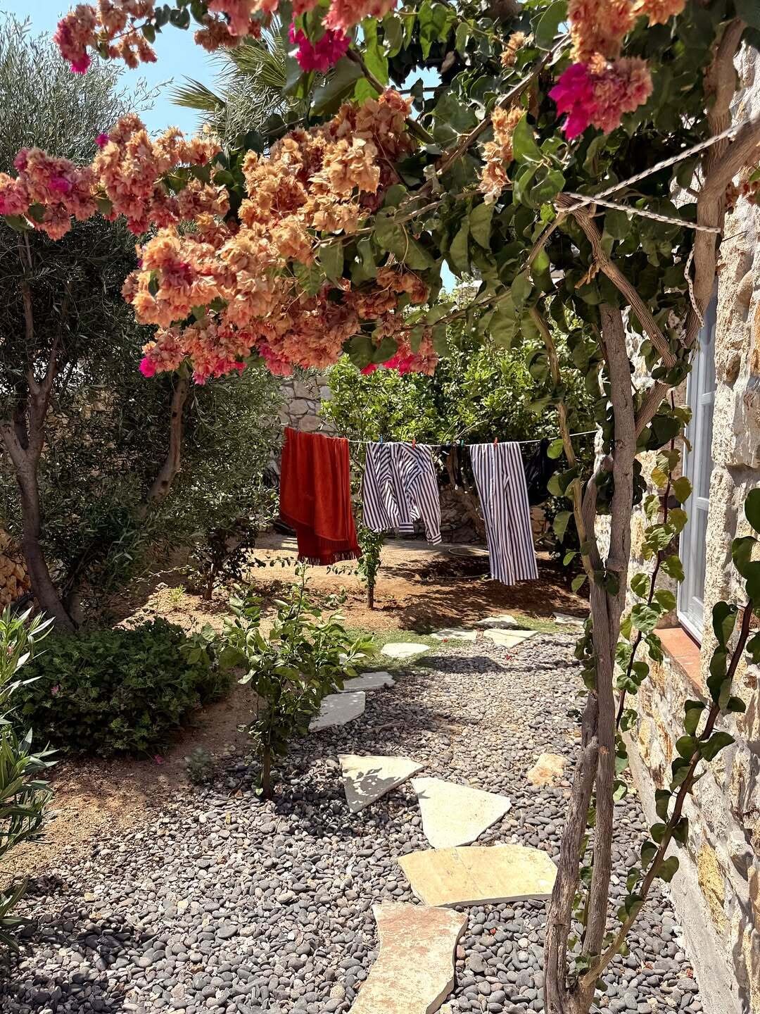 Αγαπημένο μου ημερολόγιοΣήμερα ξύπνησα αργά γύρω στις δώδεκα.Το χρειαζόμουν νομίζω.Τώρα κάθομ 5 067bc