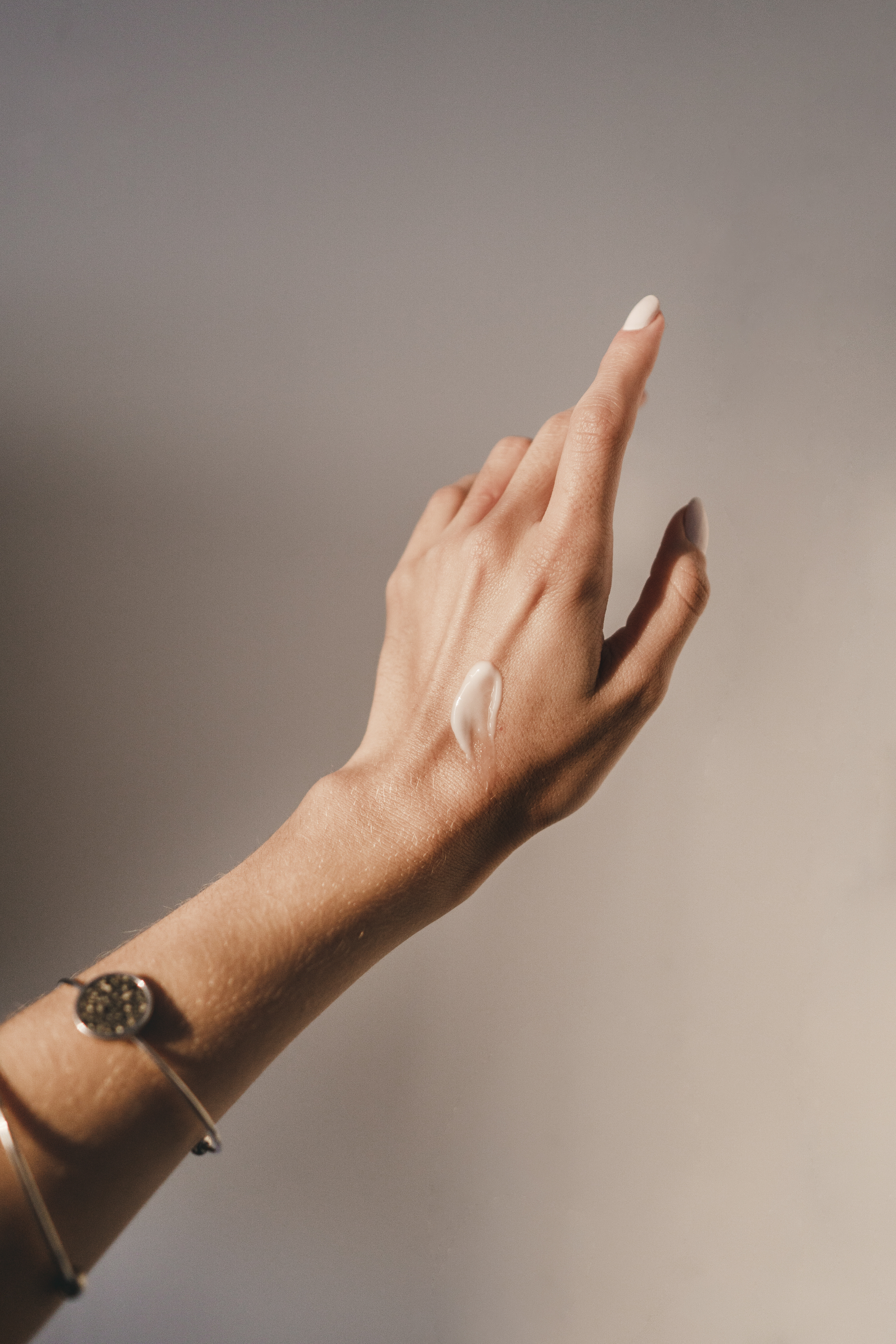 woman showing hands form support 6b7dc