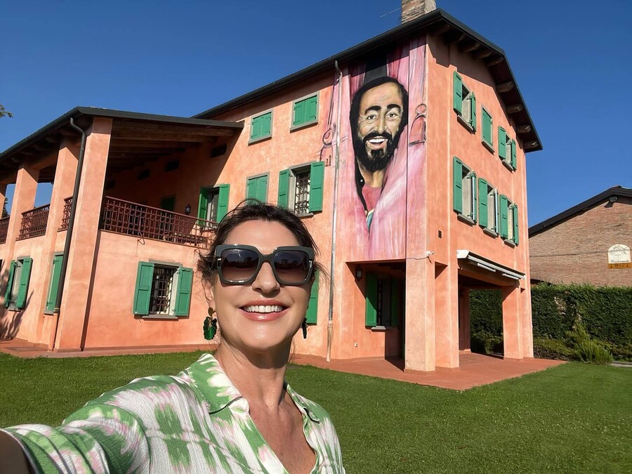 Nikolopoulou_pavarotti_spiti_49d3c.jpg