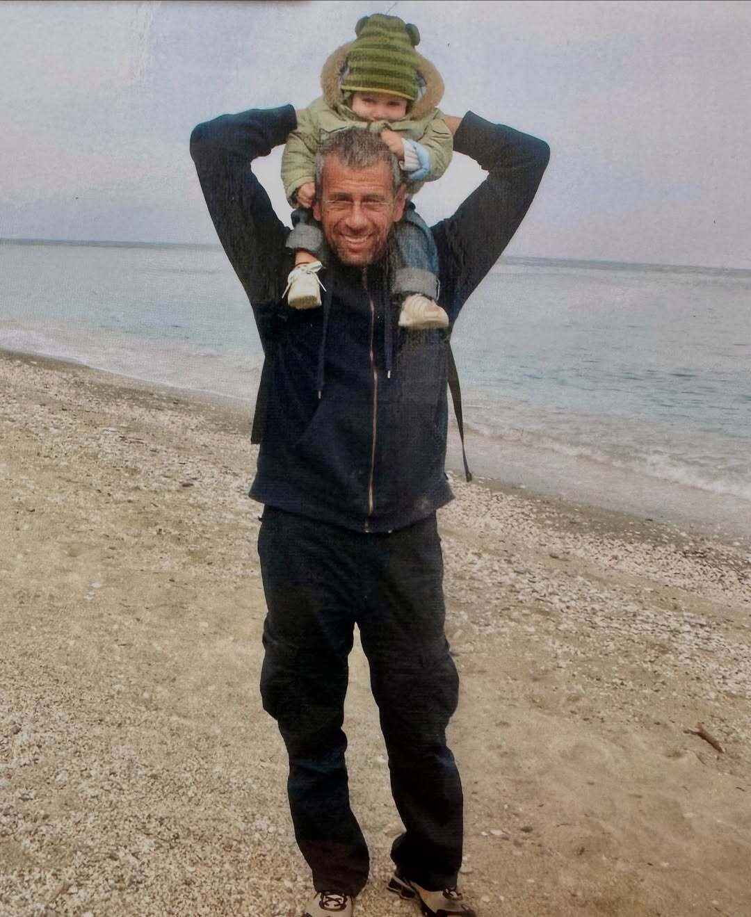 Εκείνο το πρωϊνό η θάλασσα ήταν έτσι. Ένα εκτυφλωτικά λαμπερό πρωϊνόΚαι ο Λο που ήταν τότε 65 1 aad2f