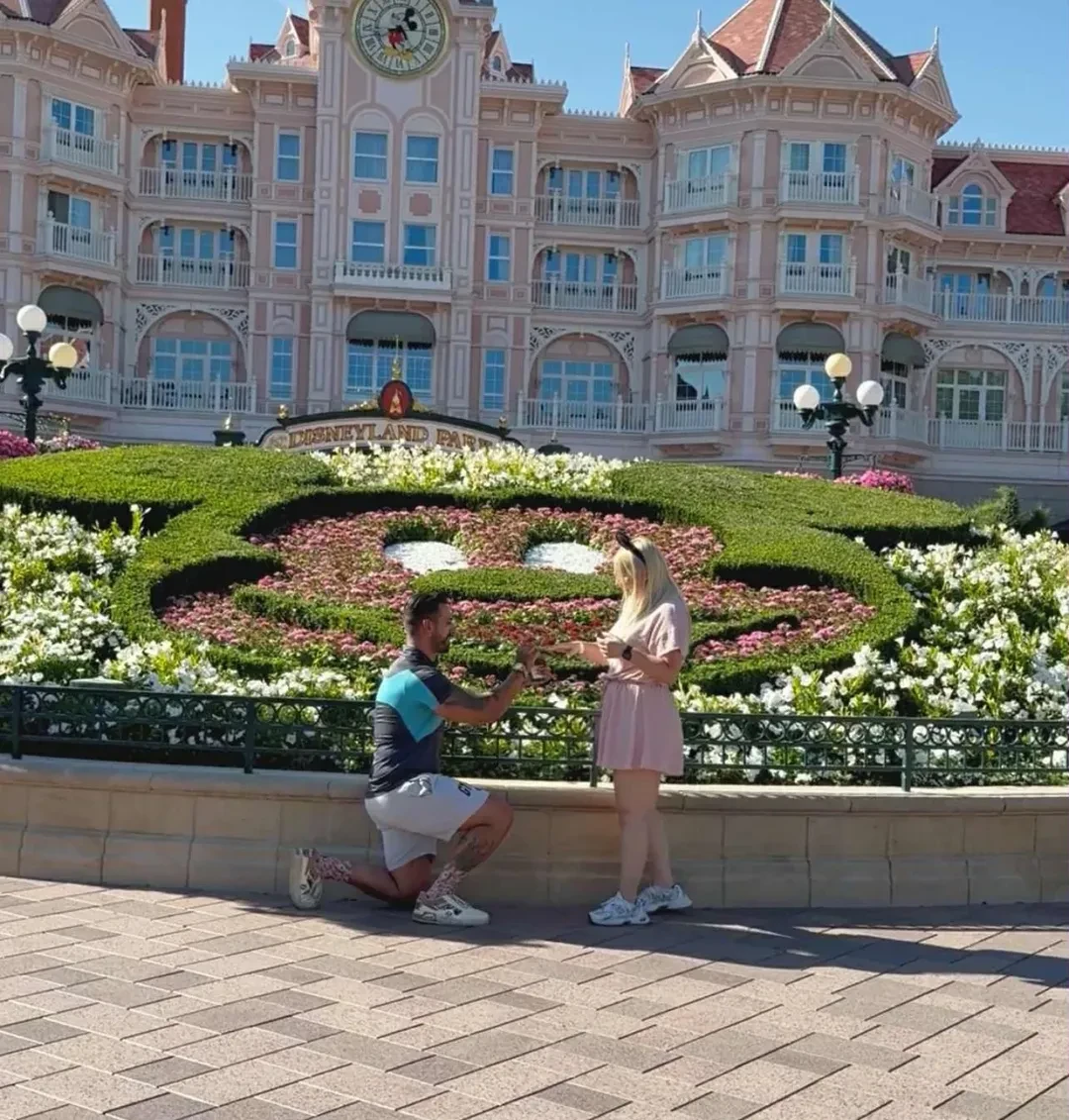 She sais YESS ️ disney disneyland paris proposal wedding she said yes da8c1