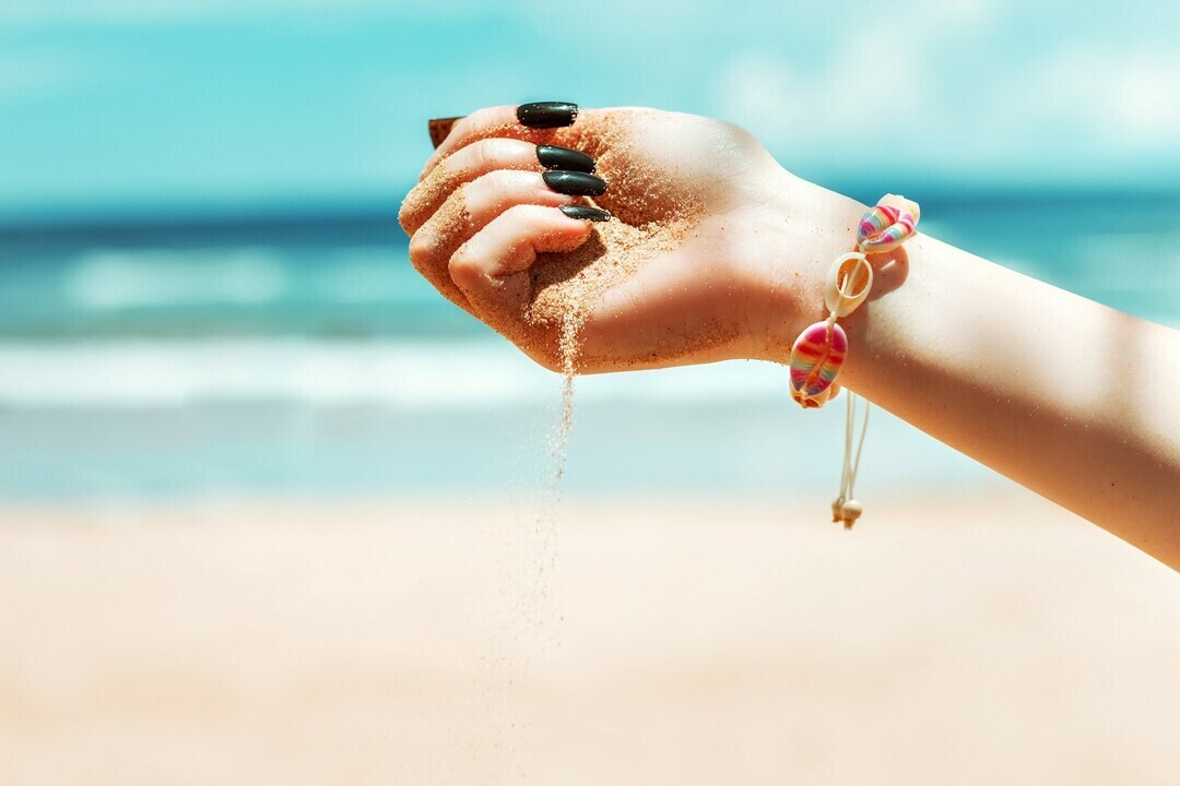 nails beach b82ce