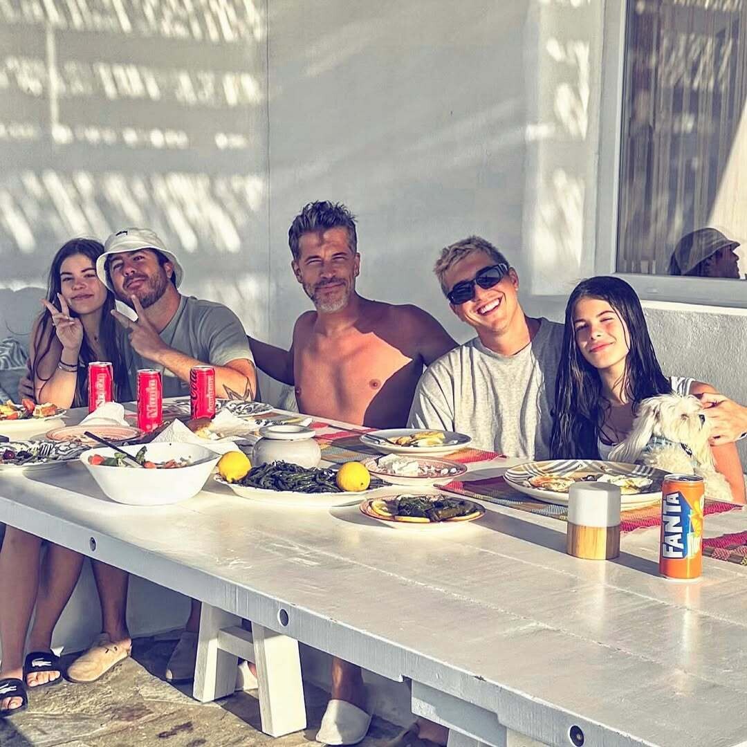 Ξεκινώντας από αριστερά Μελωδία Βαρθακούρη Μιχαήλ Βαρθακούρης Χάρης Βαρθακούρης Νικόλας Βαρθ af4ec