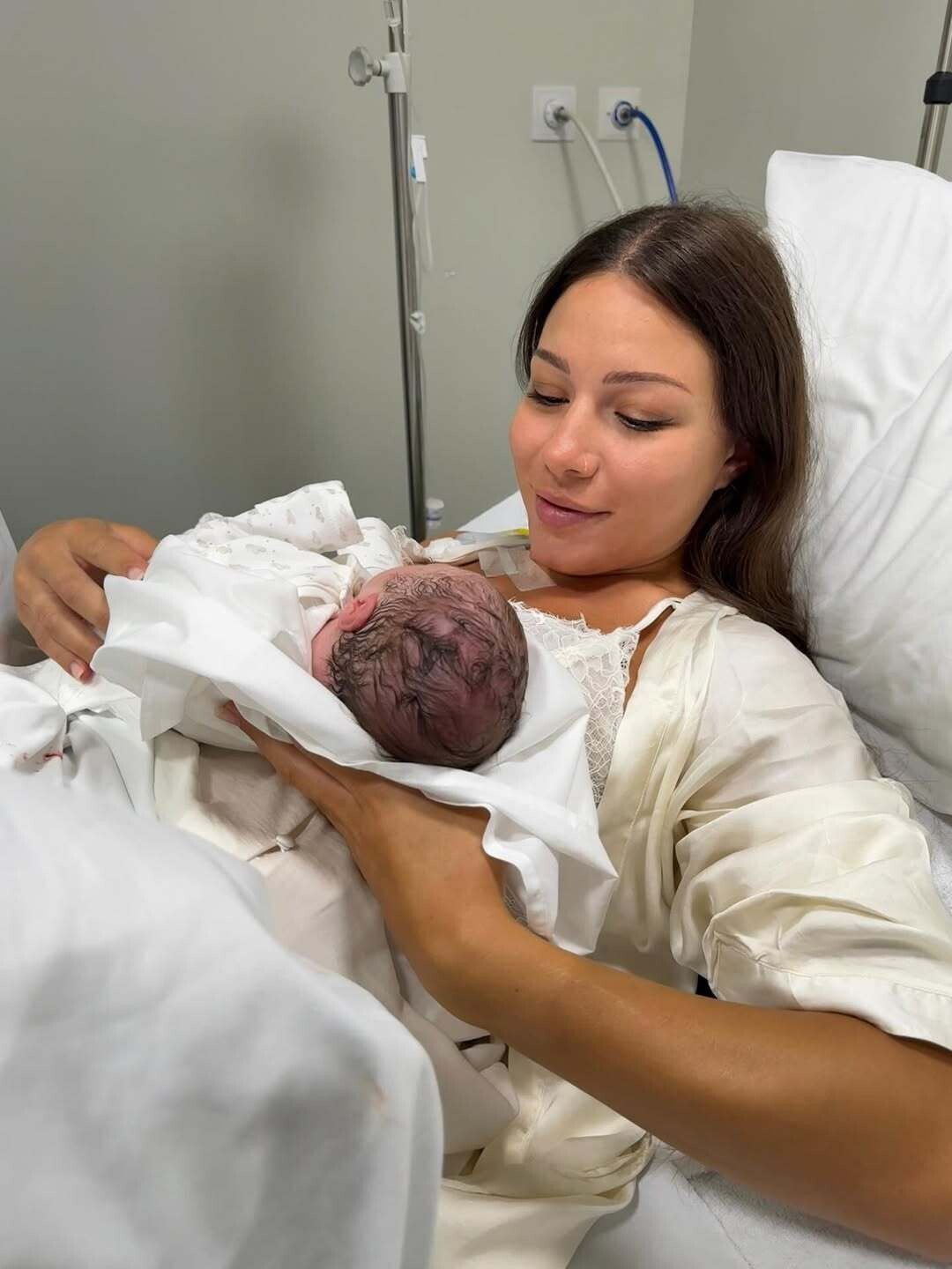 Σήμερα καθώς κρατώ στην αγκαλιά μου το μικρό μας θαύμα νιώθω μια απέραντη ευγνωμοσύνη. Η γυναί e5e41