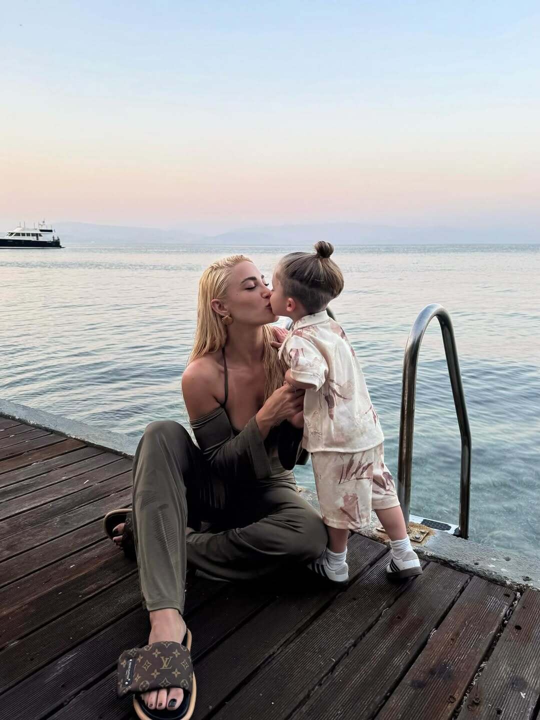 Πιο έρωτας γίνεται βρε συμπεθέρες motherandson 477dd