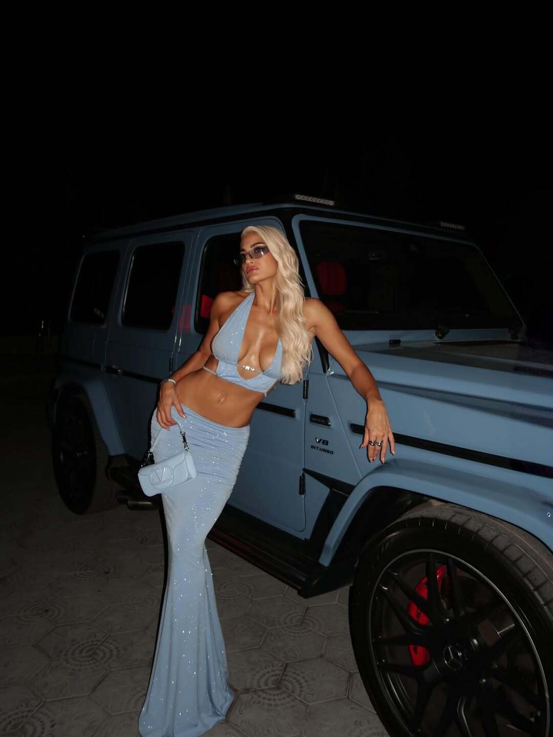 Feels illegal να κάνεις supercar να μοιάζει με matching αξεσουάρ στο background 6a3b7