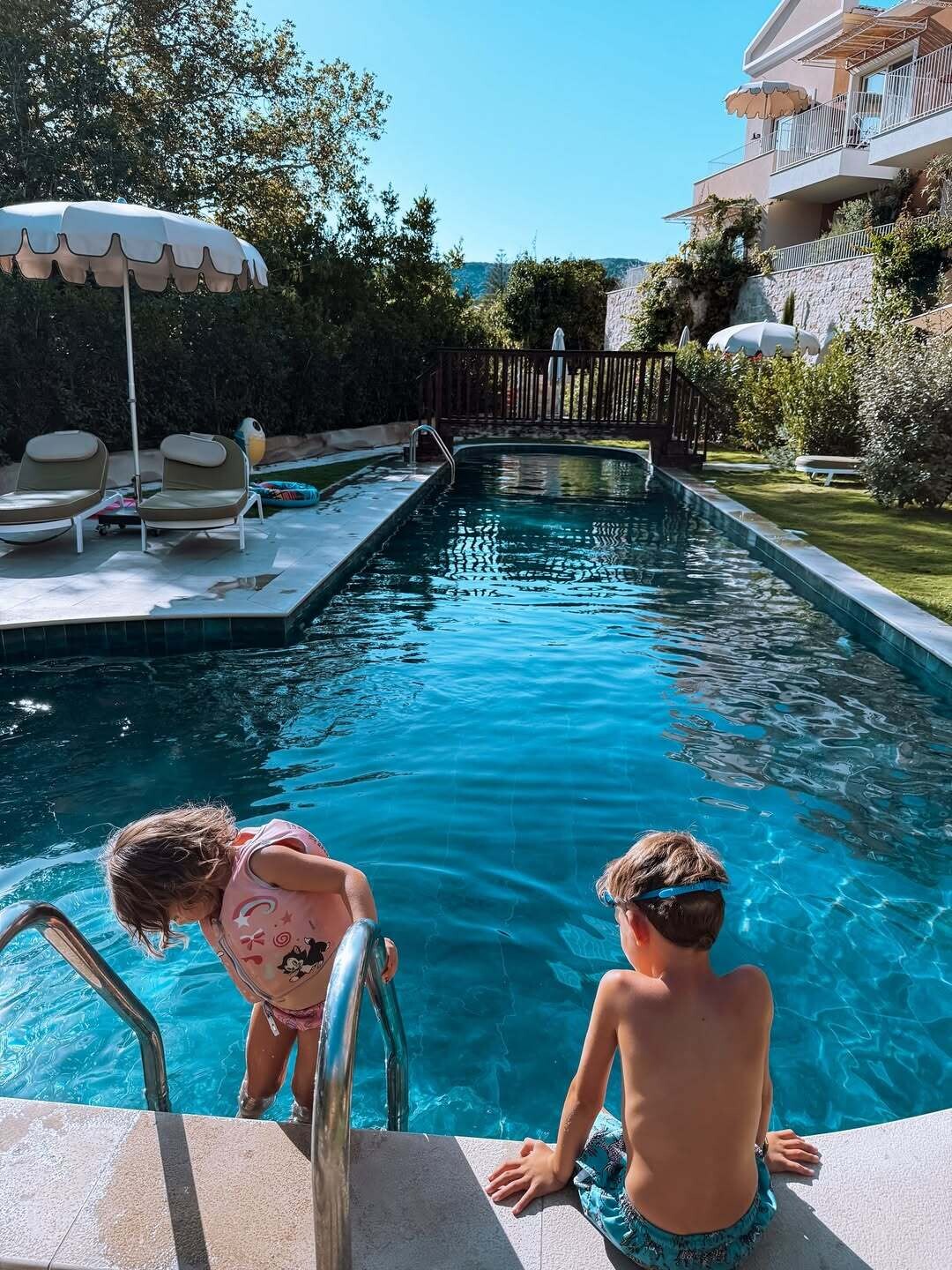 ️ giveaway time ️Με πολλή αγάπη και σε συνεργασία με το pargabeachresort κάνουμε δώρο σε έναν 561ff