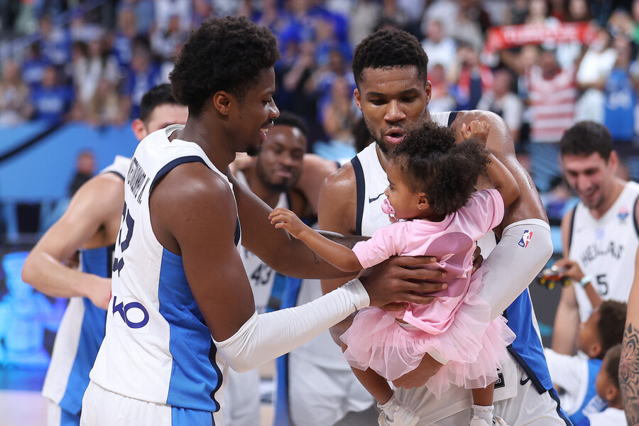 ANTATOKUMBO_KIA_EVA_EUROBASKET_GENETHLIA_4_fb13f.jpg