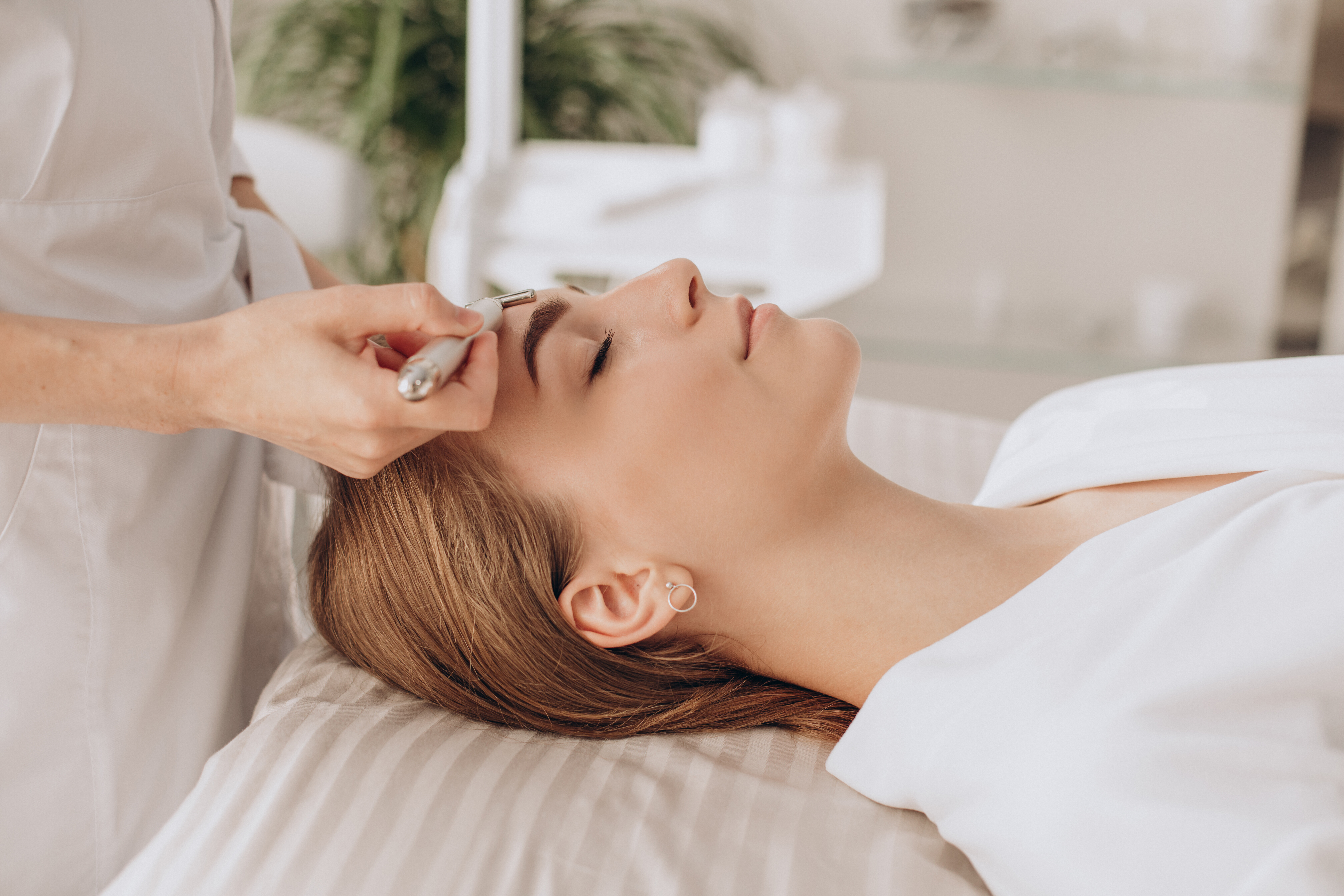 woman making lifting procedures bauty salon b2b19
