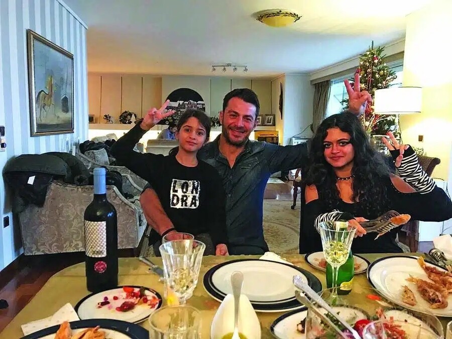 EVA_PAPADAKI_neo_me_adeerfi_kai_NTANO_3cd84.jpg