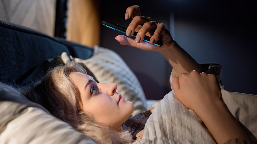 young-blonde-girl-is-her-smartphone-bed-trying-fall-asleep-social-media-addiction_7dee3.jpg