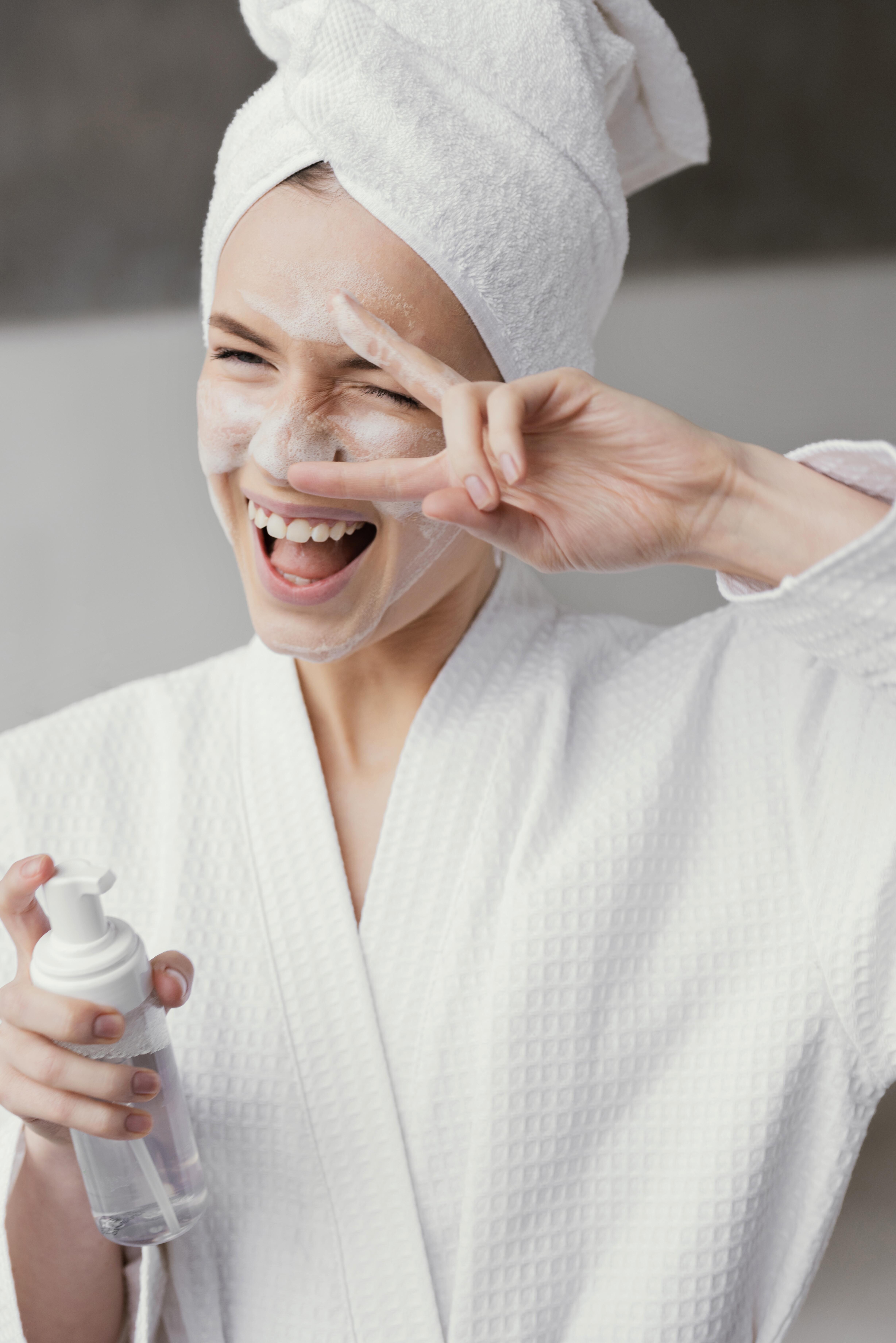 woman using white face cream 4fe5c