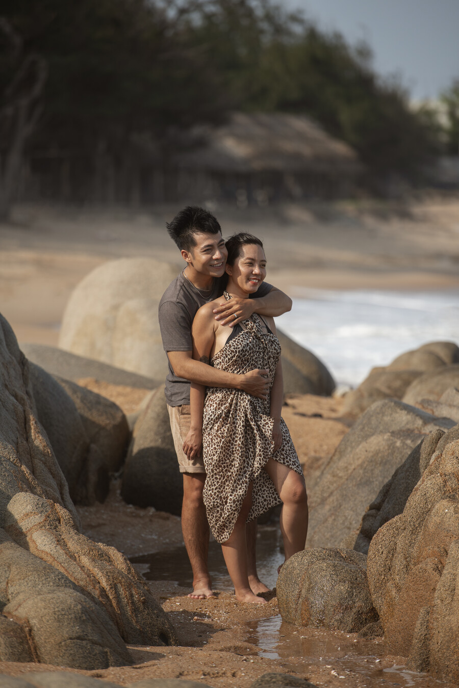 full-shot-romantic-couple-vacation_1ae2a.jpg