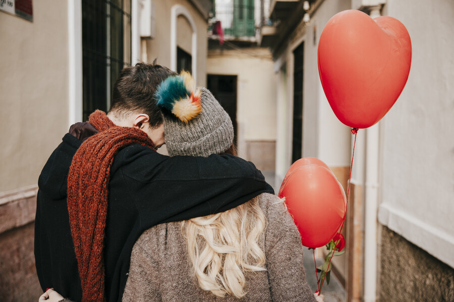 unrecognizable-couple-with-balloons_0e7f5.jpg