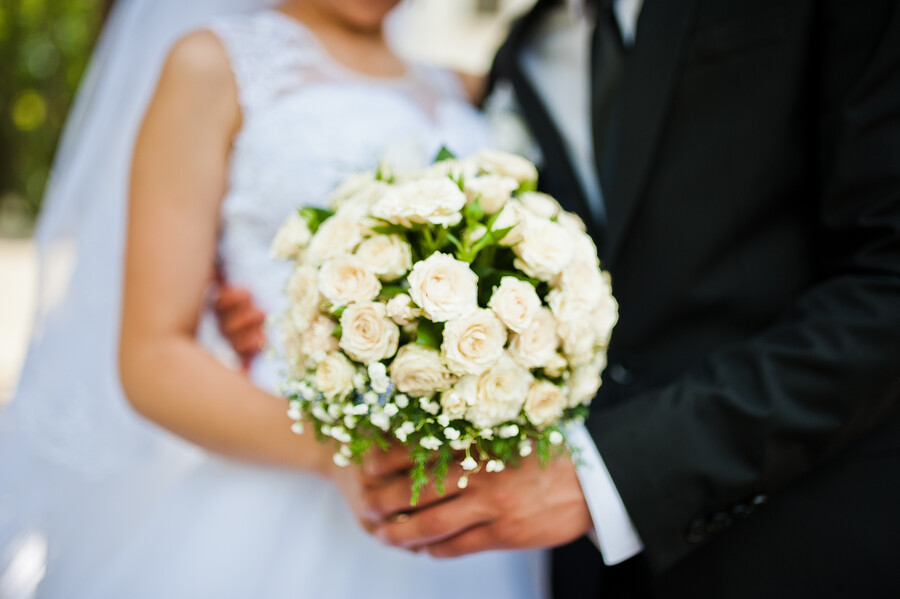 wedding-couple-with-bouquet-hand_c4938.jpg