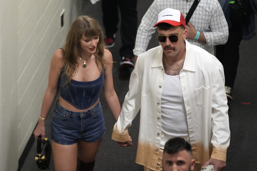 TAYLOR_SWIFT_AND_TRAVIS_KELCE_GAMOS_6_43d21.jpg