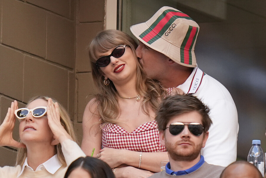 TAYLOR_SWIFT_AND_TRAVIS_KELCE_GAMOS_7_b73c2.jpg
