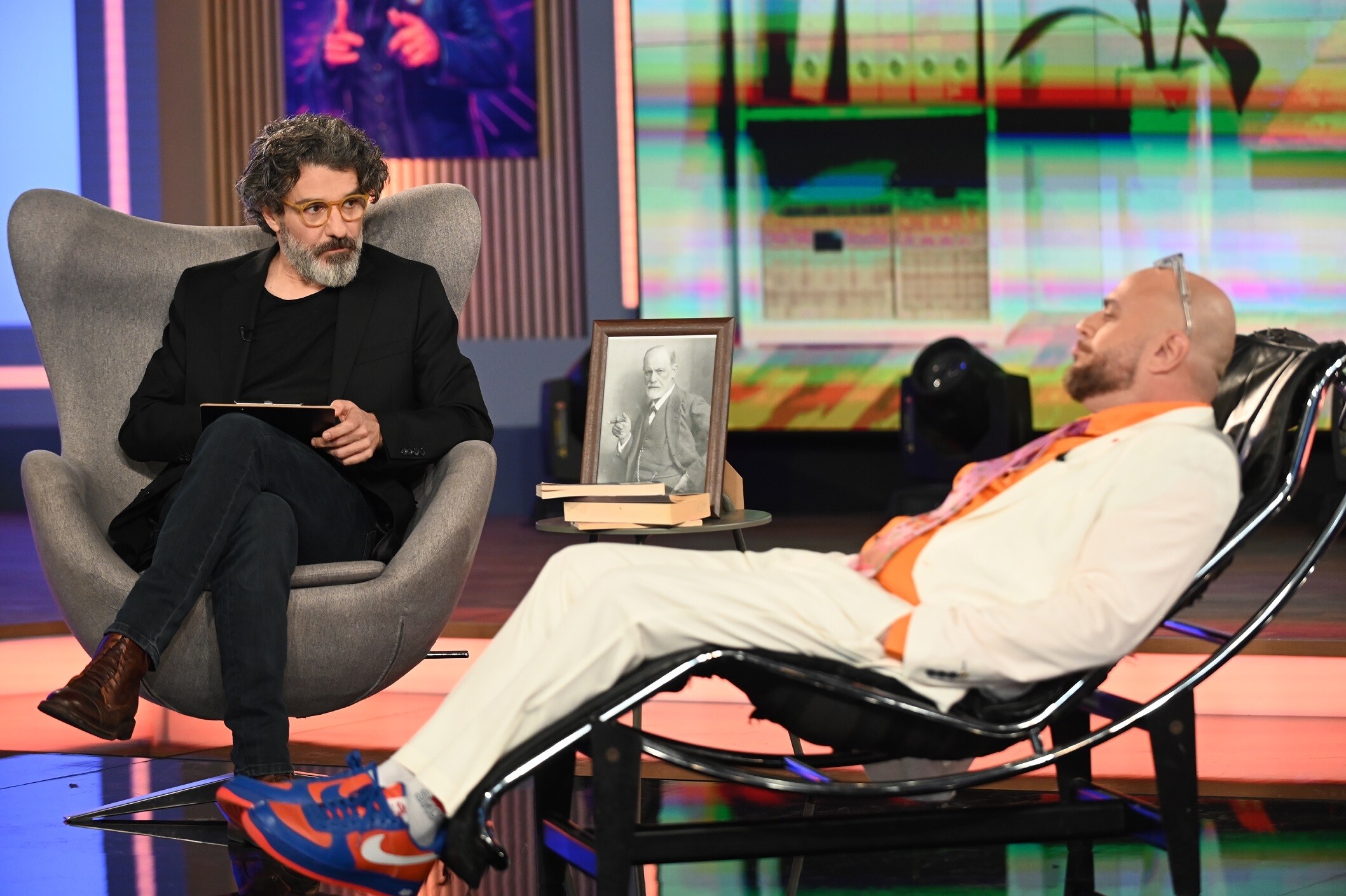 ΣΤΗΝ ΑΓΚΑΛΙΑ ΤΟΥ ΦΑΝΗ ΕΠ.15 ΦΑΝΗΣ ΛΑΜΠΡΟΠΟΥΛΟΣ ΠΕΤΡΟΣ ΛΑΓΟΥΤΗΣ 02 d12be