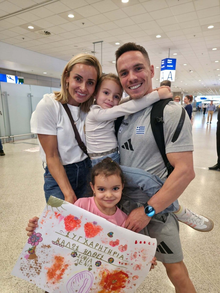PETROUNIAS_FAMILY_2_f3f4c.jpg