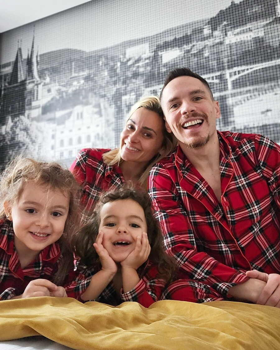 PETROUNIAS_FAMILY_3_3f636.jpg
