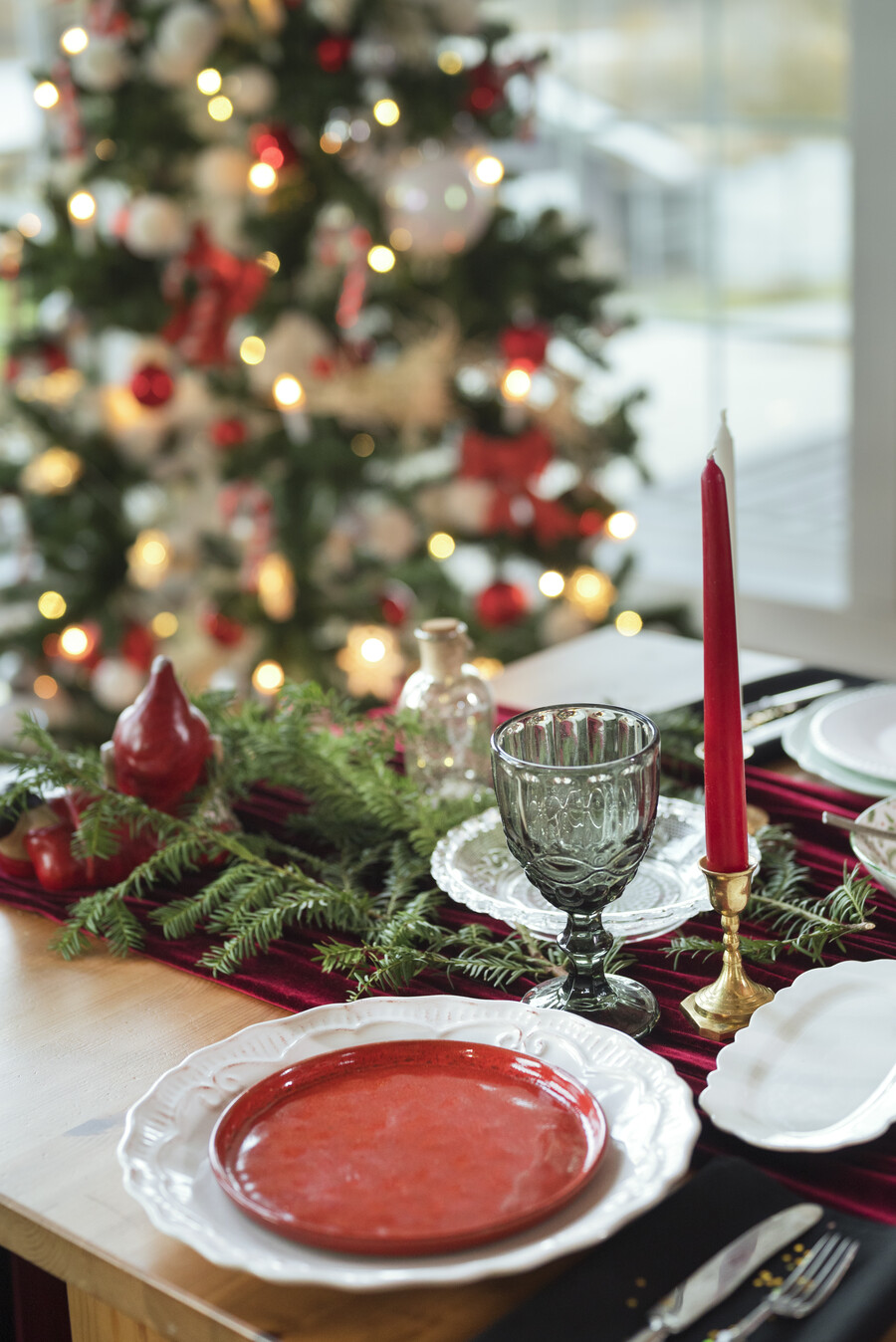 festive-christmas-decorated-dinner_fe9e6.jpg