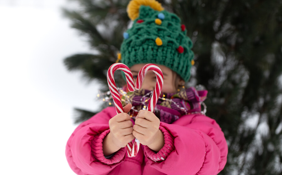 happy-child-with-big-candy-canes-christmas-tree-winter-holidays-concept_9d407.jpg