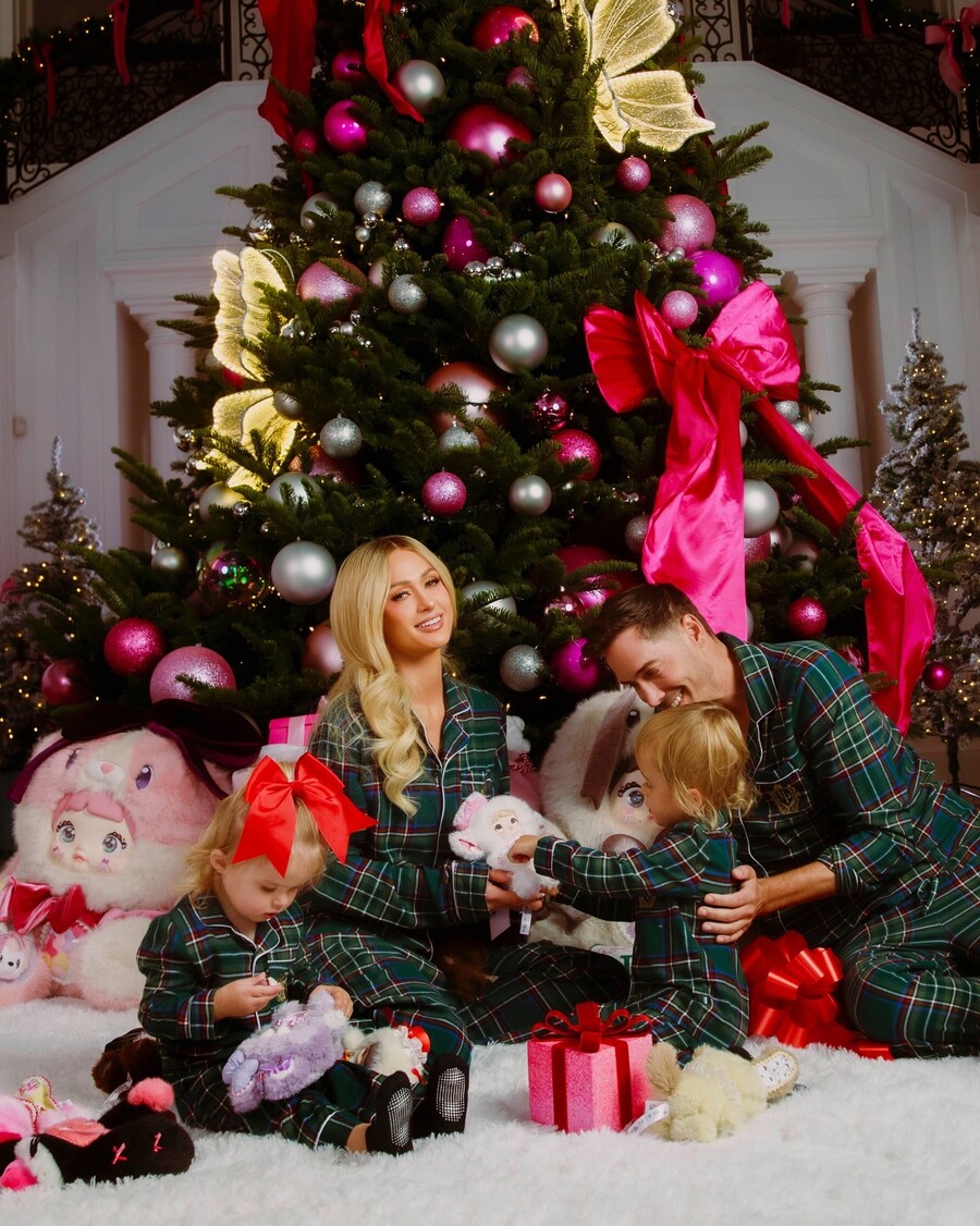 PARIS_HILTON_CHRISTMAS_CARD_1_fbecf.jpg
