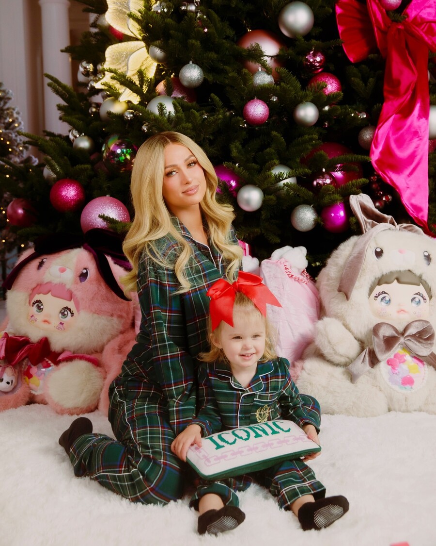 PARIS_HILTON_CHRISTMAS_CARD_6_cb749.jpg