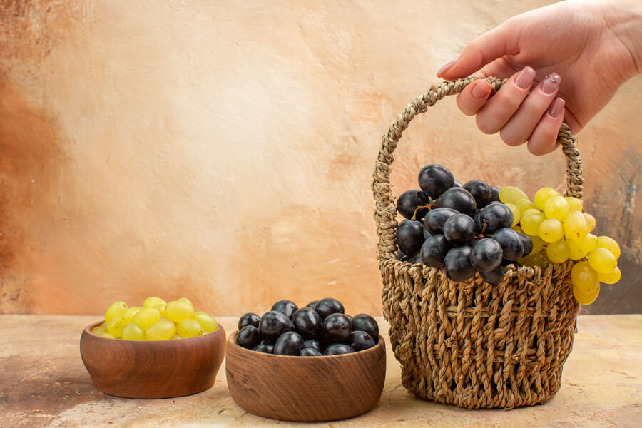 close-up-view-fresh-delicious-grapes_c2cd3.jpg