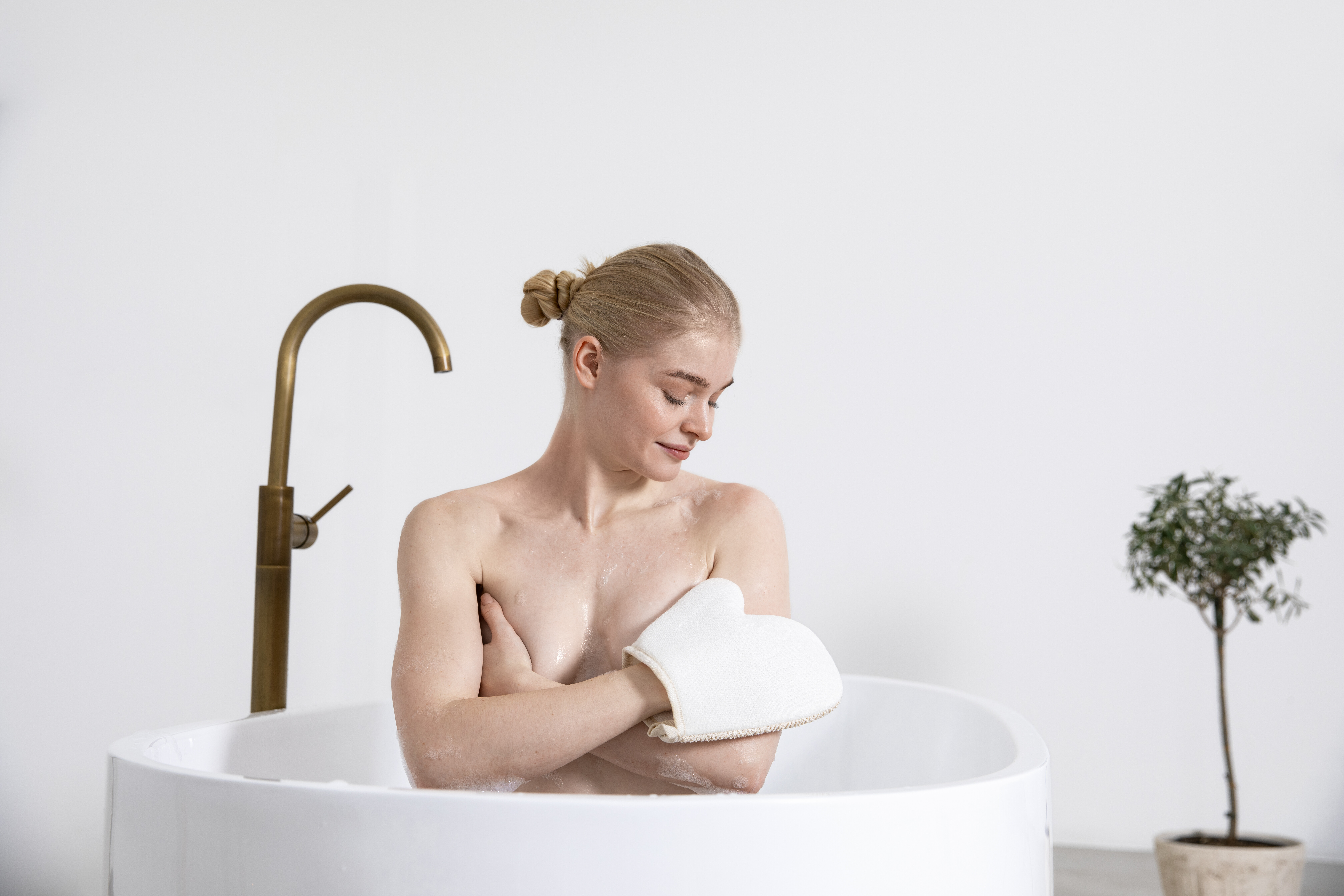 medium shot smiley woman bathtub d996f