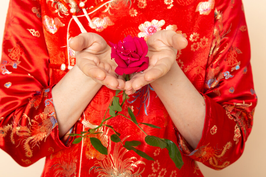 front-view-beautiful-japanese-geisha-traditional-red-japanese-dress-with-hair-sticks-posing-holding-red-rose-elegant-cream-background-ceremony-entertaining-japan-eastern_ffa58.jpg
