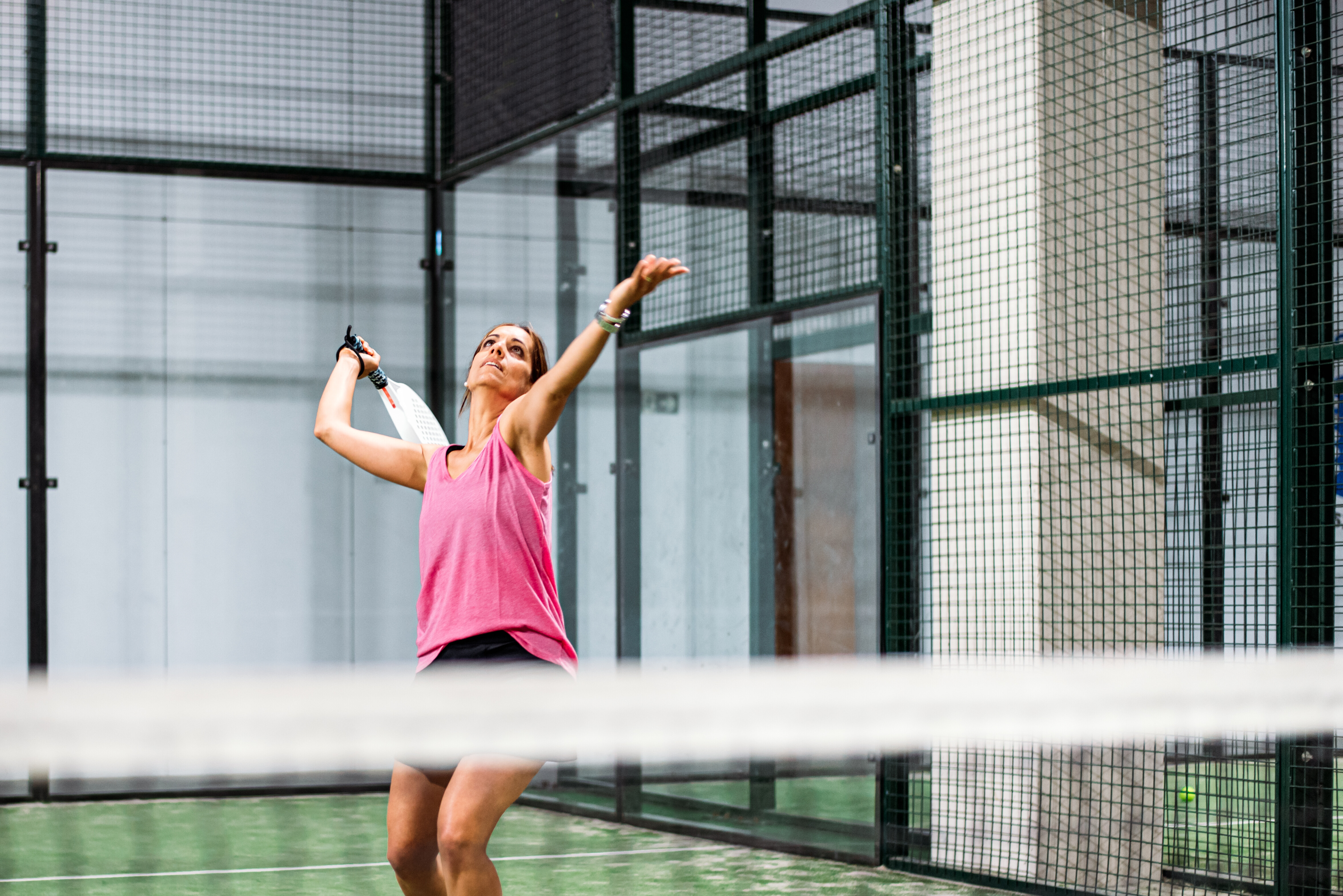 woman playing padel 2b572