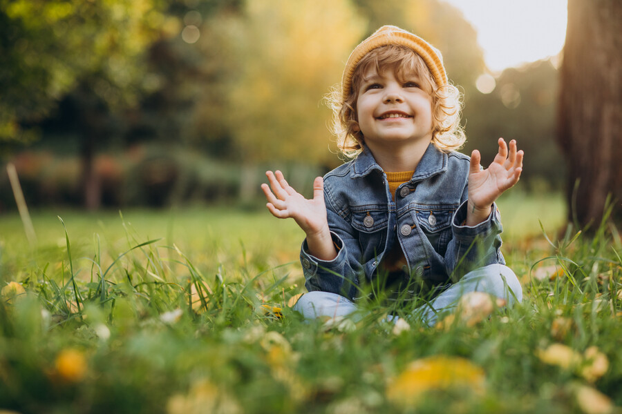 cute-boy-sit-grass-park_422ee.jpg